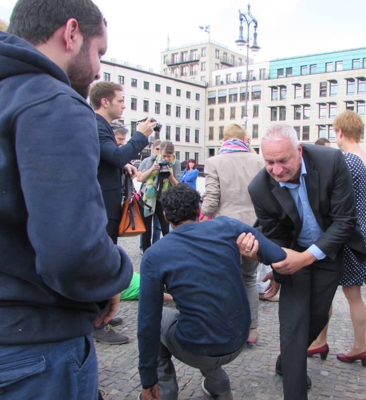 Dr. Harald reicht einem Teilnehmer symbolisch die Hand. Dies gilt als Zeichen der Unterstützung für alle Betroffenen und deren Angehörige von Suizidopfern.