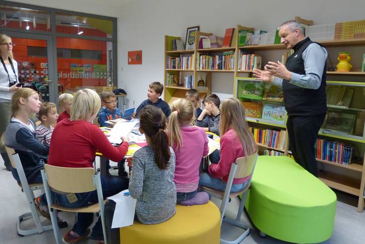 Dr. Harald Terpe diskutiert mir Kinder einer Grundschule über ihre Kinderrechte.