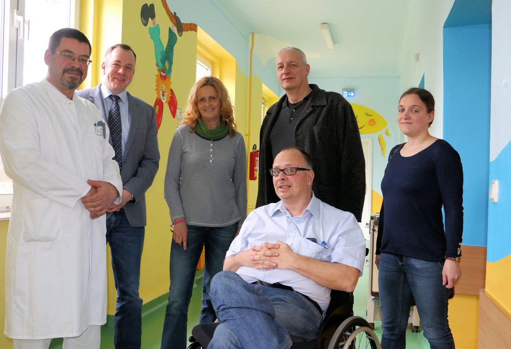 Gruppenfoto vom Besuch auf der Kinderstation Anklam am 31.3.2016 mit Chefarzt Dr. Büchner; Krankenhausdirektor Stefan Fiedler, Silke Gajek, MdL, Dr. Harald Terpe, MdB, Dr. Niesytto, Leiter der Kinderstation und Claudia Schulz, Mitarbeiterin von Harald Terpe