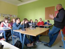Harald Terpe diskutiert mit Schülerinnen und Schüler einer Klasse aus Garz.