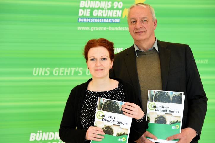 Dr. Harald Terpe stellt zusammen mit Katja Dörner das grüne Cannabiskontrollgesetz vor.