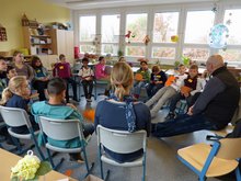 Dr. Harald Terpe diskutiert mit Schülerinnen und Schüler der Rudolf-Tarnow Grundschule und der Grundschule Lütt Matten über Kinderrechte.